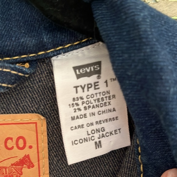 Levi’s long iconic jacket. Denim with a bit of spandex. 🦋 Size Medium - Picture 5 of 6